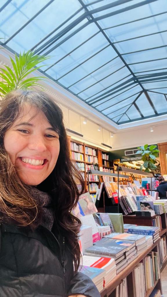 eu, Carolina Teixeira, em uma livraria - Clube de Leitura em Casa
